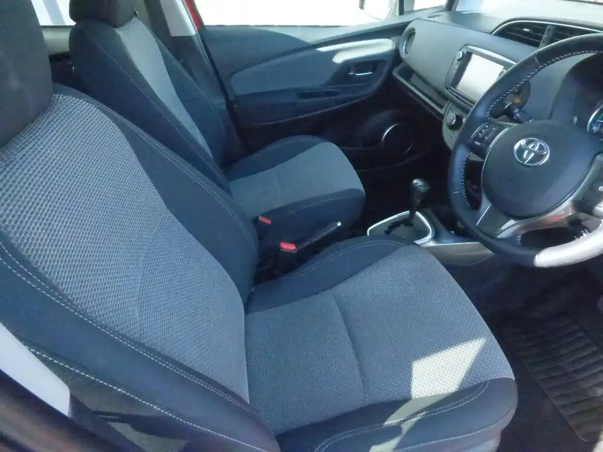 2017-toyota-yaris-15-vvt-i-icon-hybrid-big-7