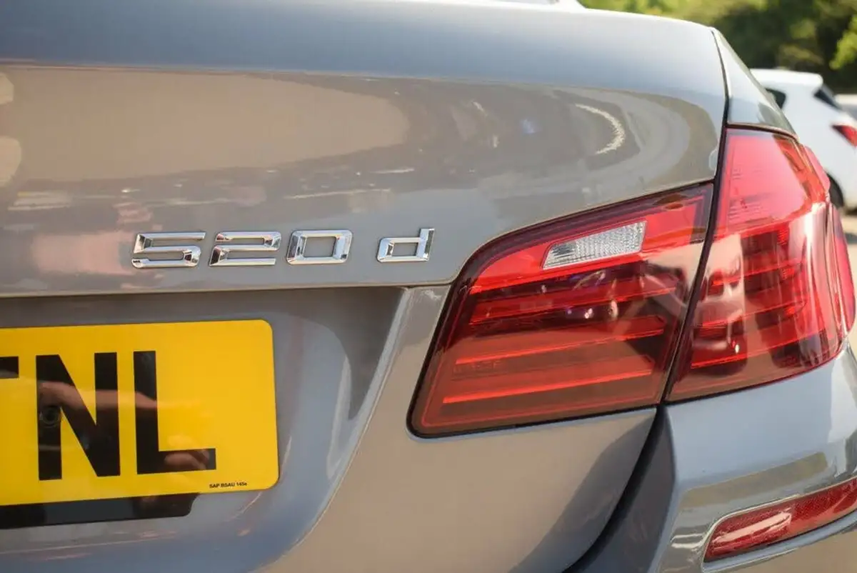 2016-bmw-5-series-20td-520d-m-sport-188bhp-saloon-4d-auto-big-17