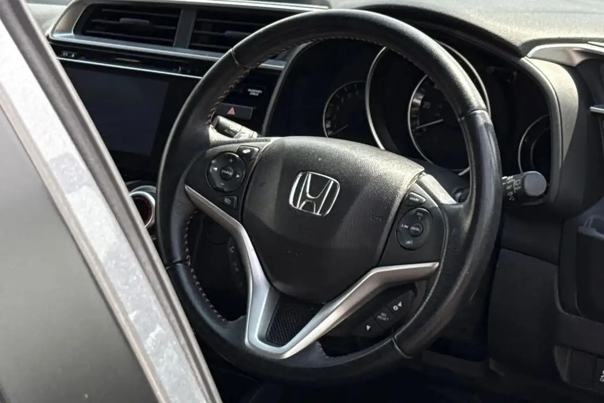 2018-honda-jazz-15-i-vtec-sport-navi-cvt-big-29