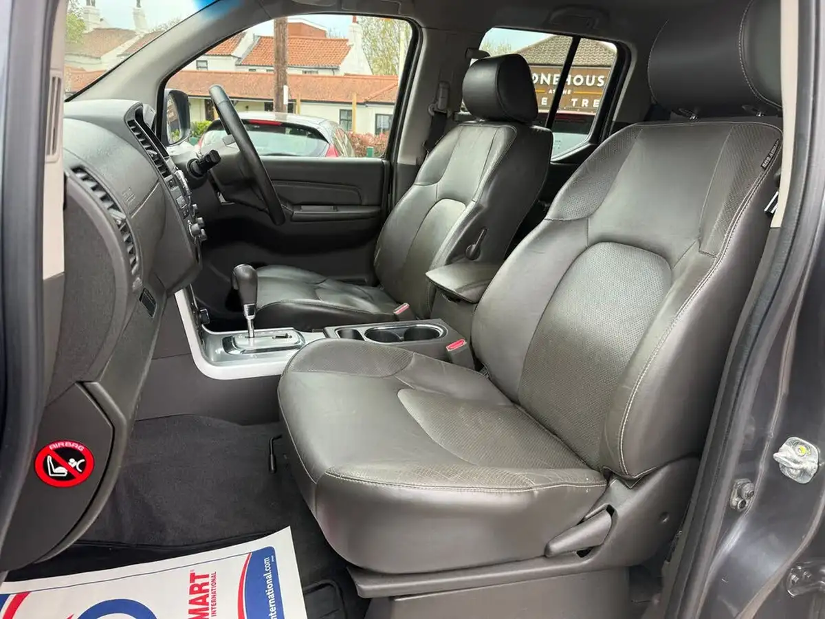 2015-nissan-navara-25td-tekna-auto-big-15