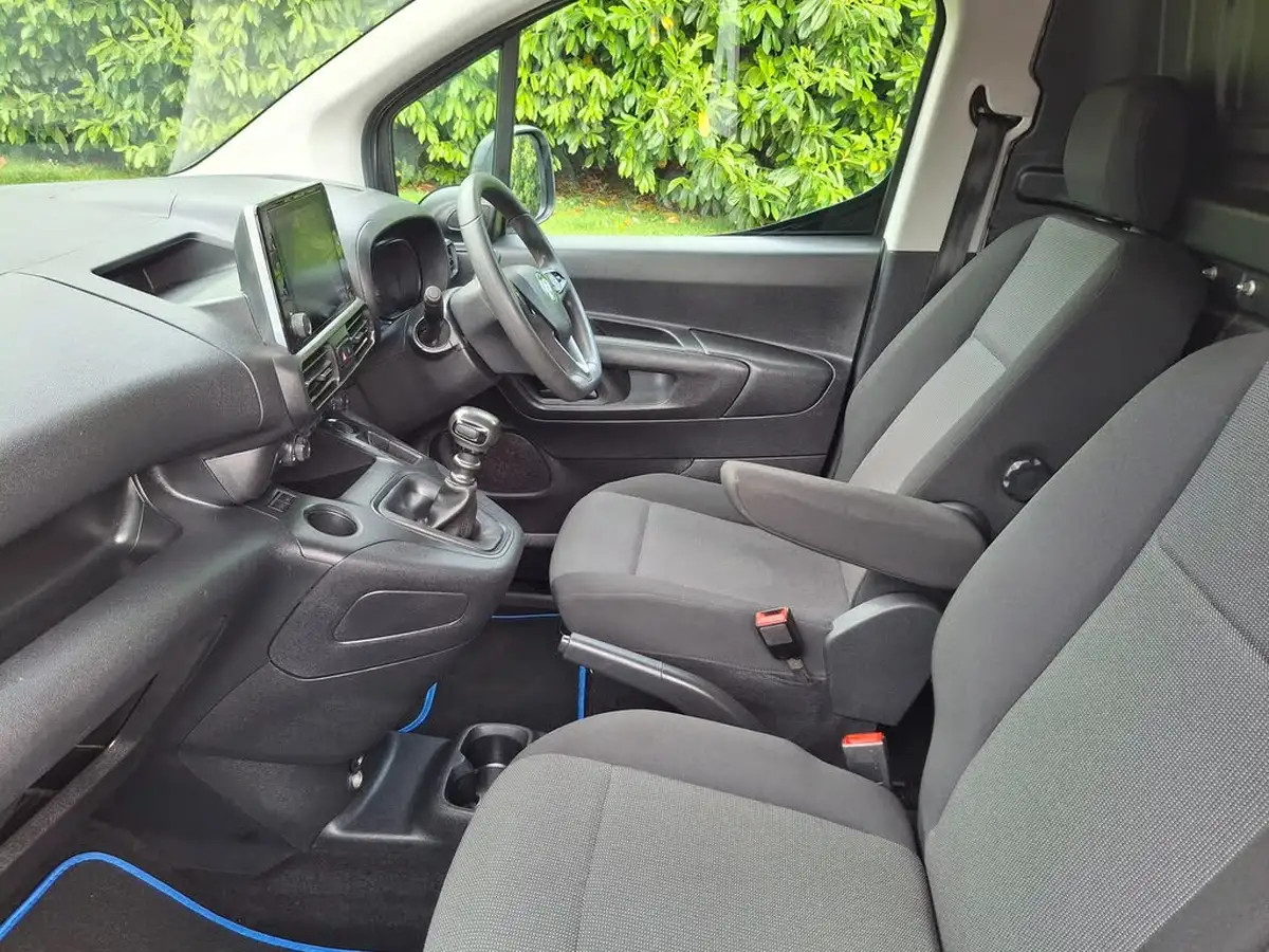 2022-vauxhall-combo-15cdti-dynamic-2300-100pseu6dt-l2h1-panel-big-23