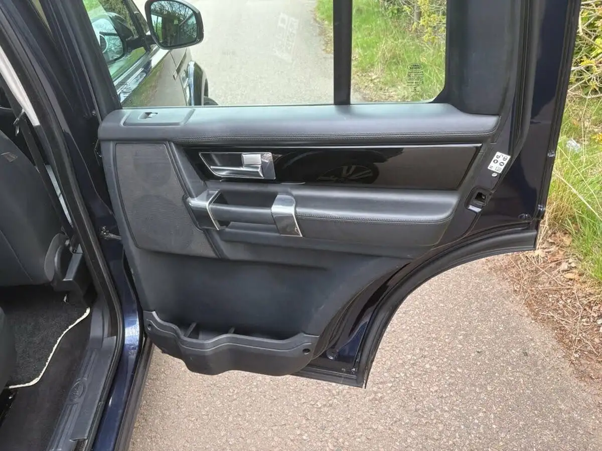 2014-land-rover-discovery-4-30-sd-v6-hse-big-24