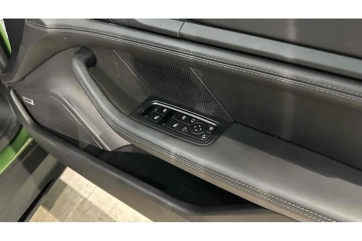 2022-porsche-taycan-e-turbo-big-47