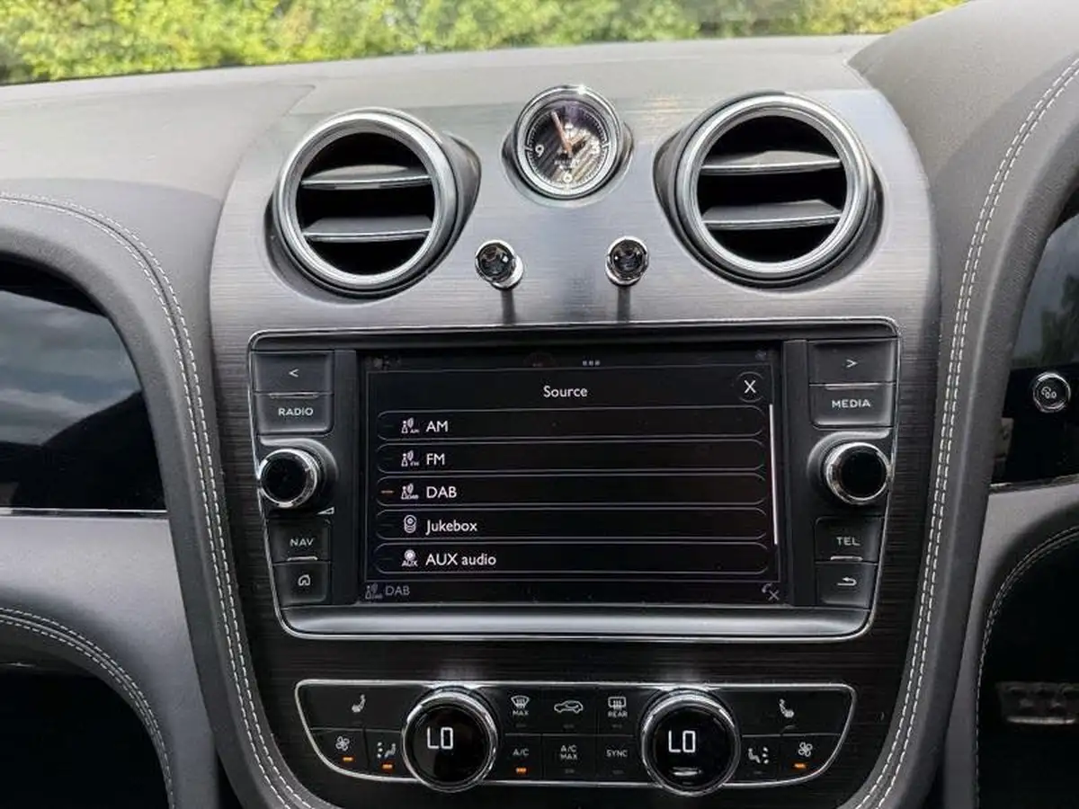 2018-bentley-bentayga-40-v8-big-23
