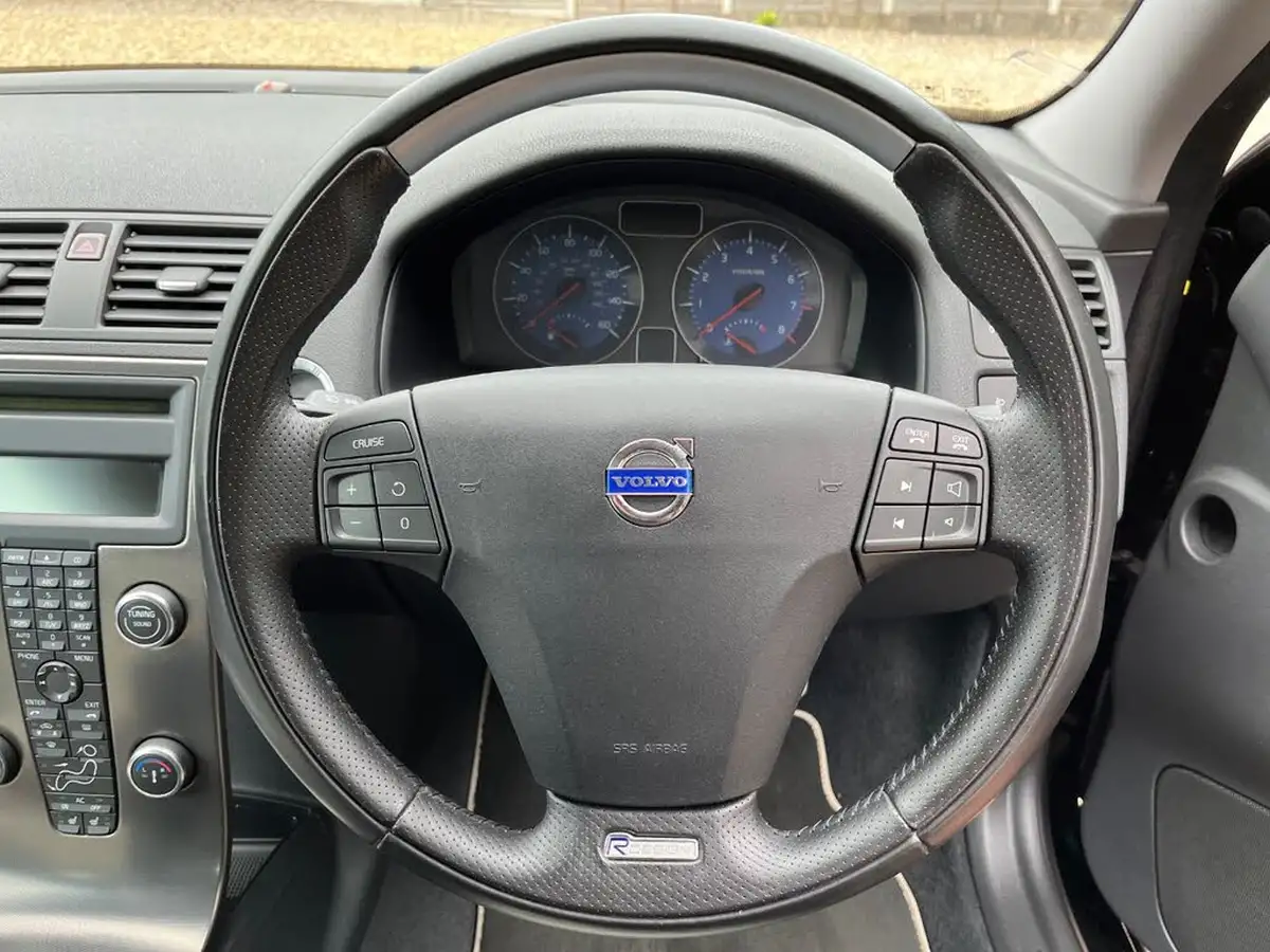 2009-volvo-c30-16-r-design-big-20