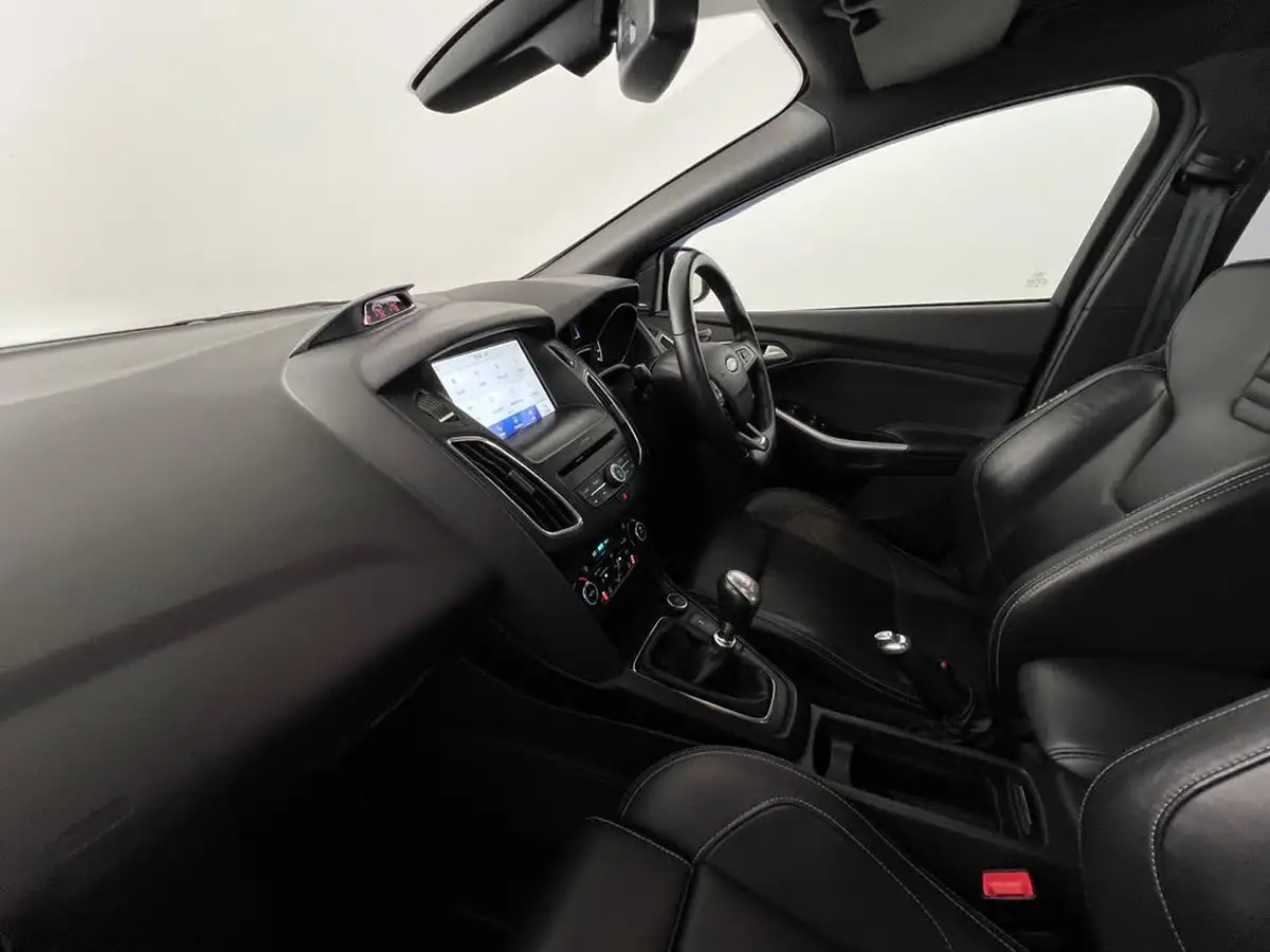 2017-ford-focus-20t-st3-hatchback-big-16