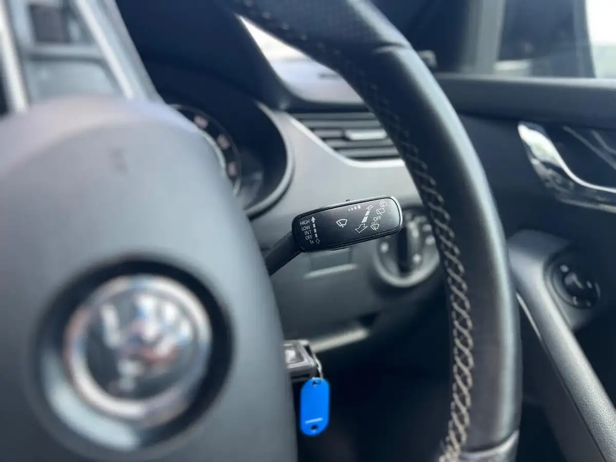 2014-skoda-octavia-20tdi-vrs-hatchback-dsg-big-25