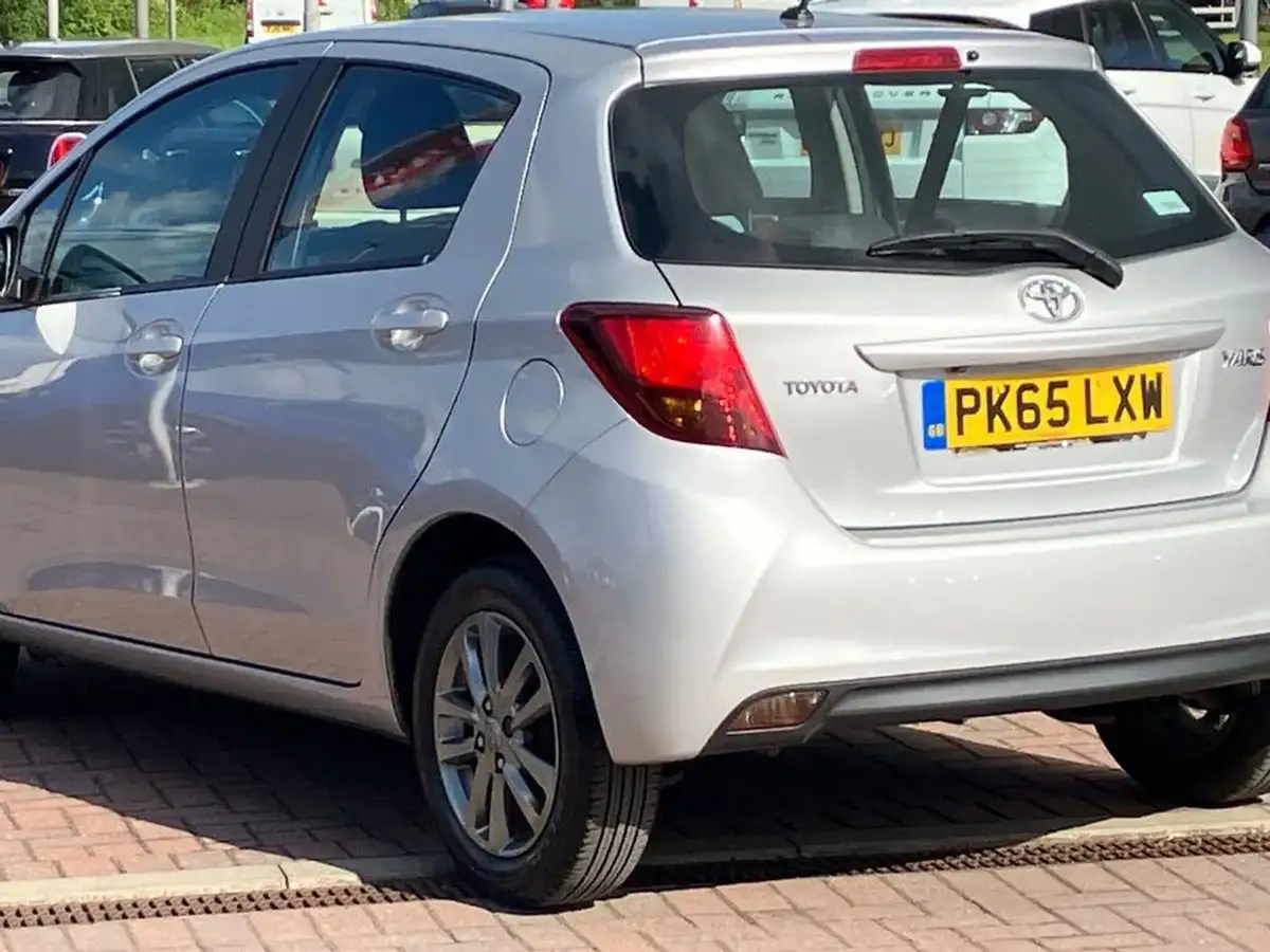 2015-toyota-yaris-133-icon-vvt-i-5d-big-24