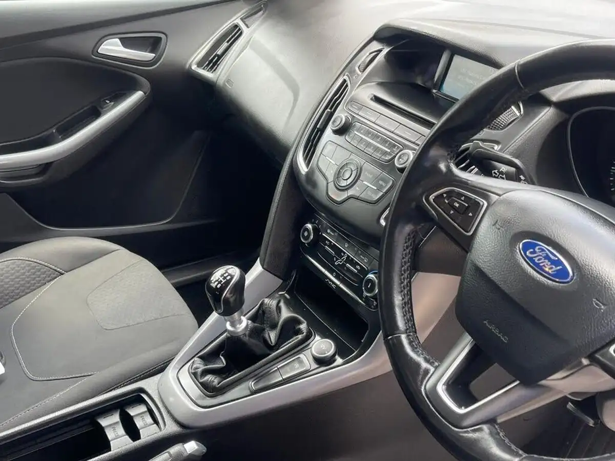 2015-ford-focus-10-zetec-t-125ps-hatchback-big-21