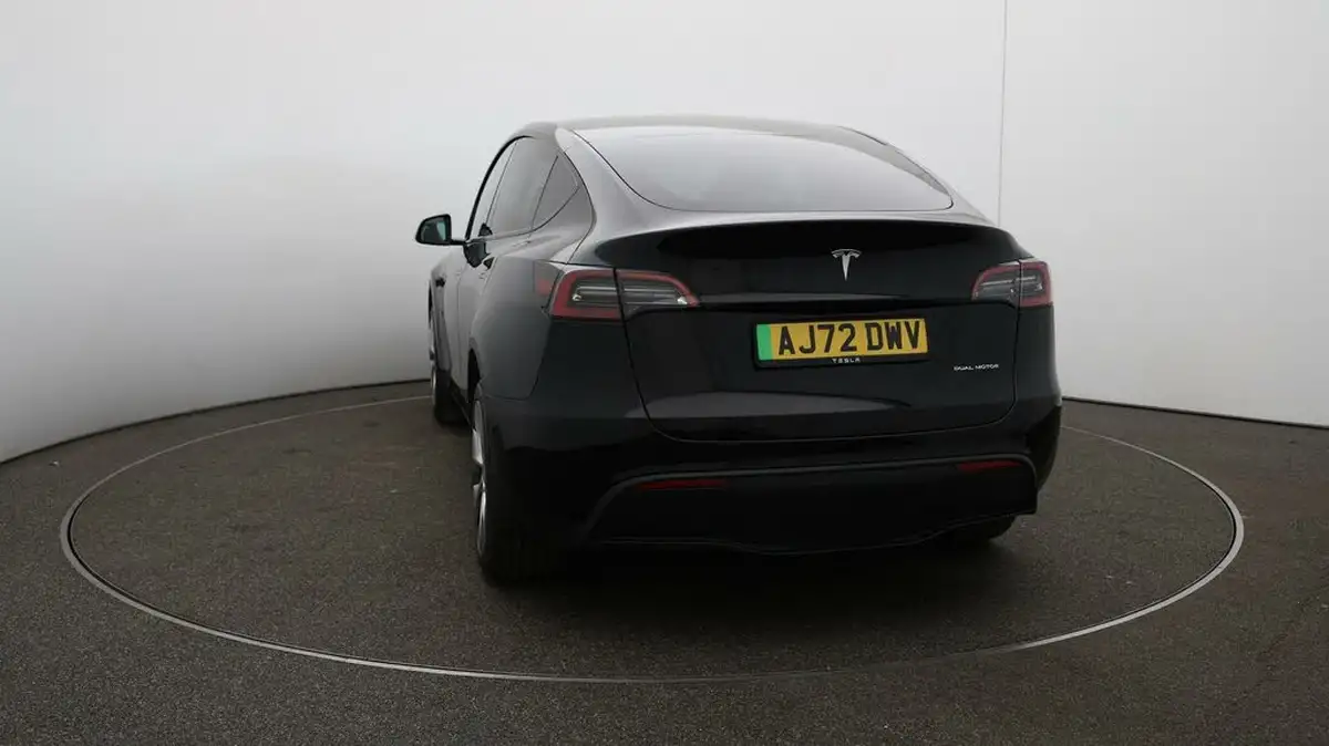 2022-tesla-model-y-e-long-range-big-51