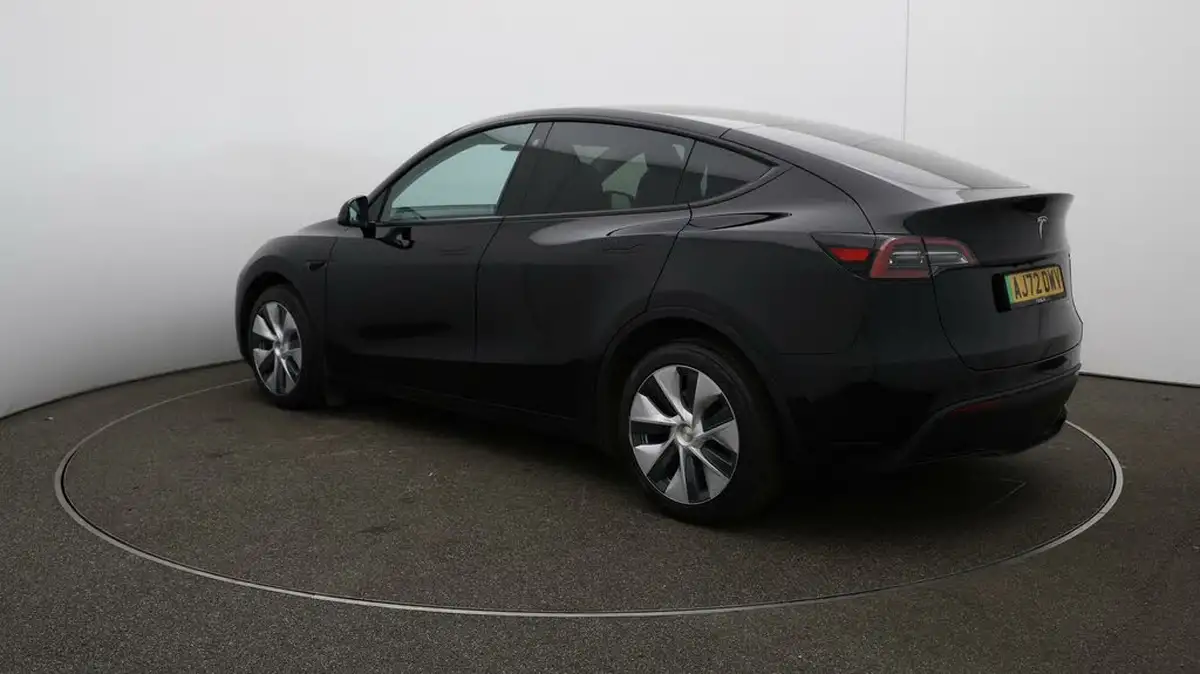 2022-tesla-model-y-e-long-range-big-5