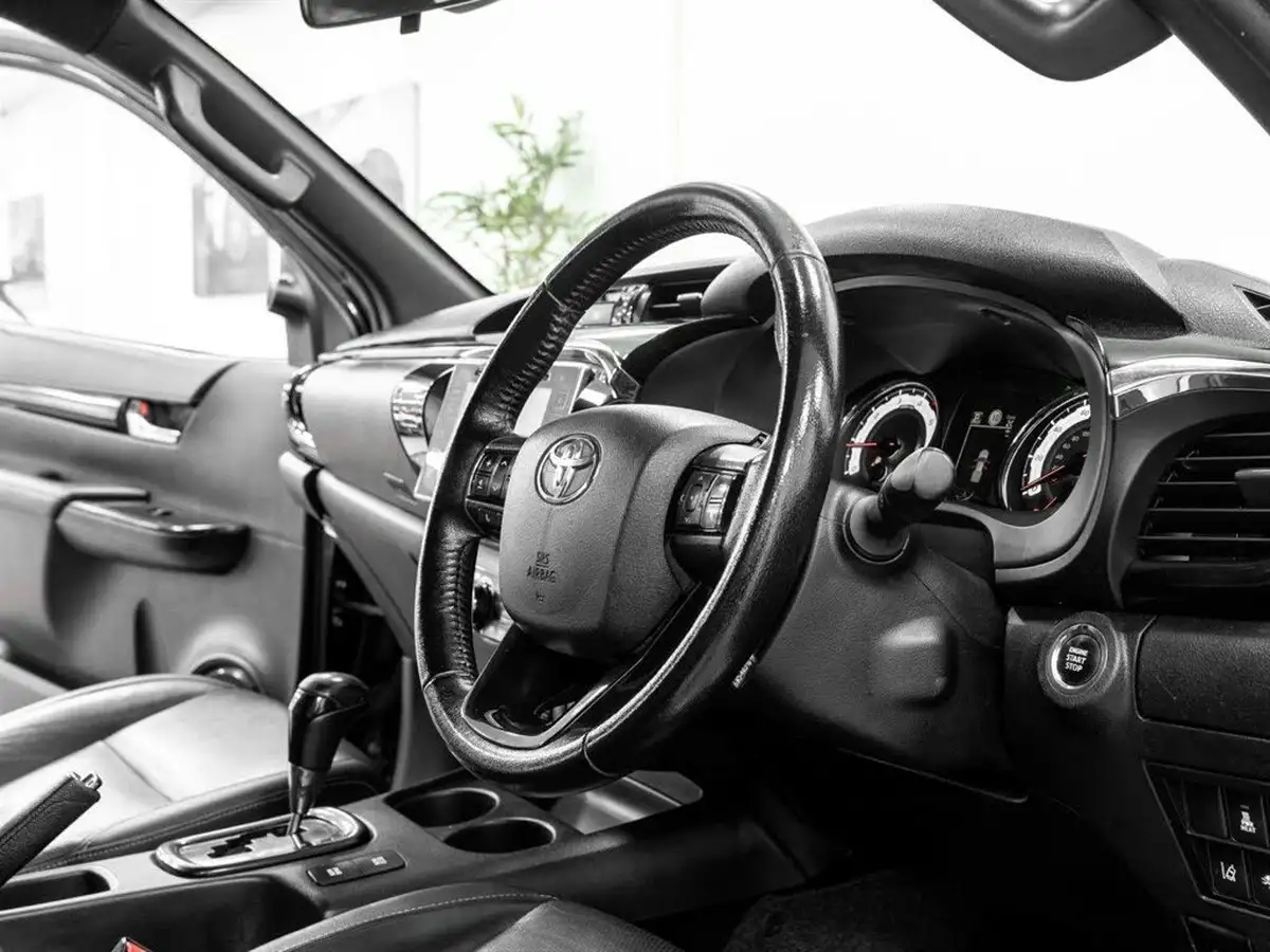 2018-toyota-hi-lux-24d-4d-invincible-at35-32t-auto-big-35