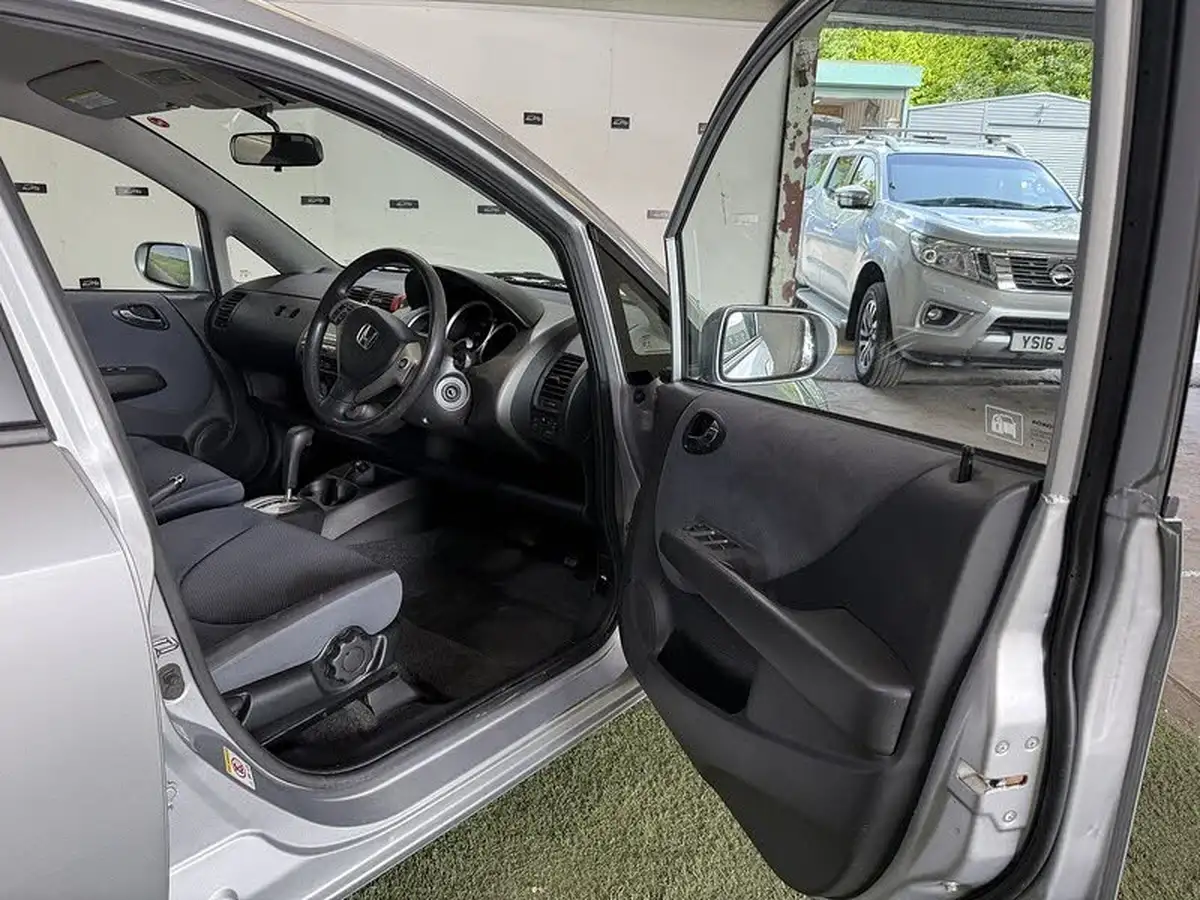 2009-honda-jazz-14-se-cvt-7-big-11