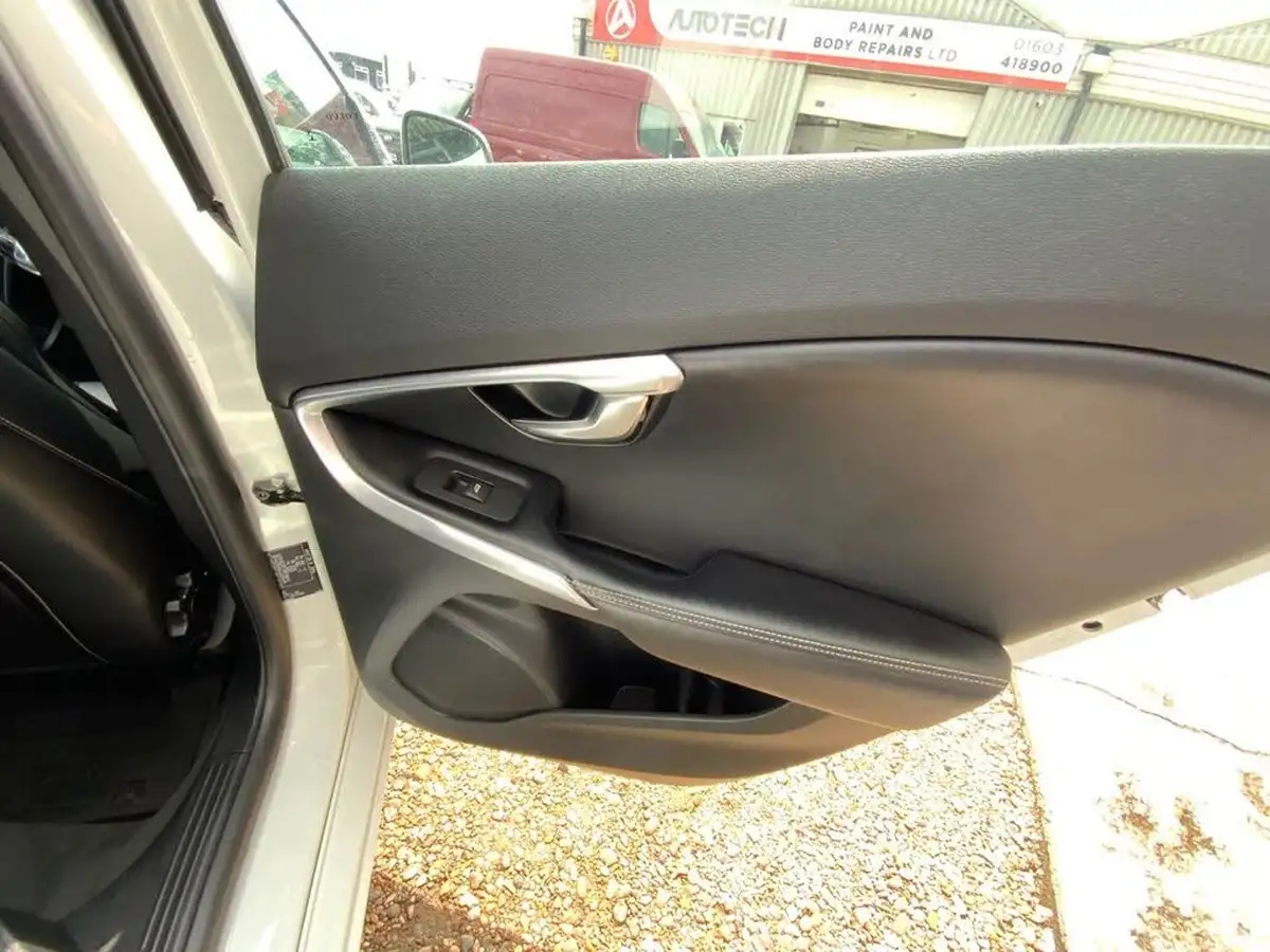2015-volvo-v40-20td-d4-r-design-nav-geartronic-big-30