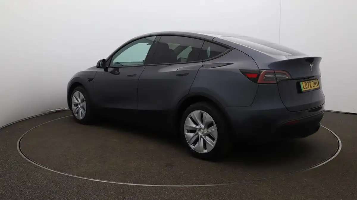 2022-tesla-model-y-e-long-range-big-63