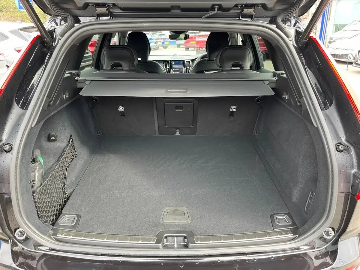 2024-volvo-xc60-20-b5-ultra-black-edition-big-9