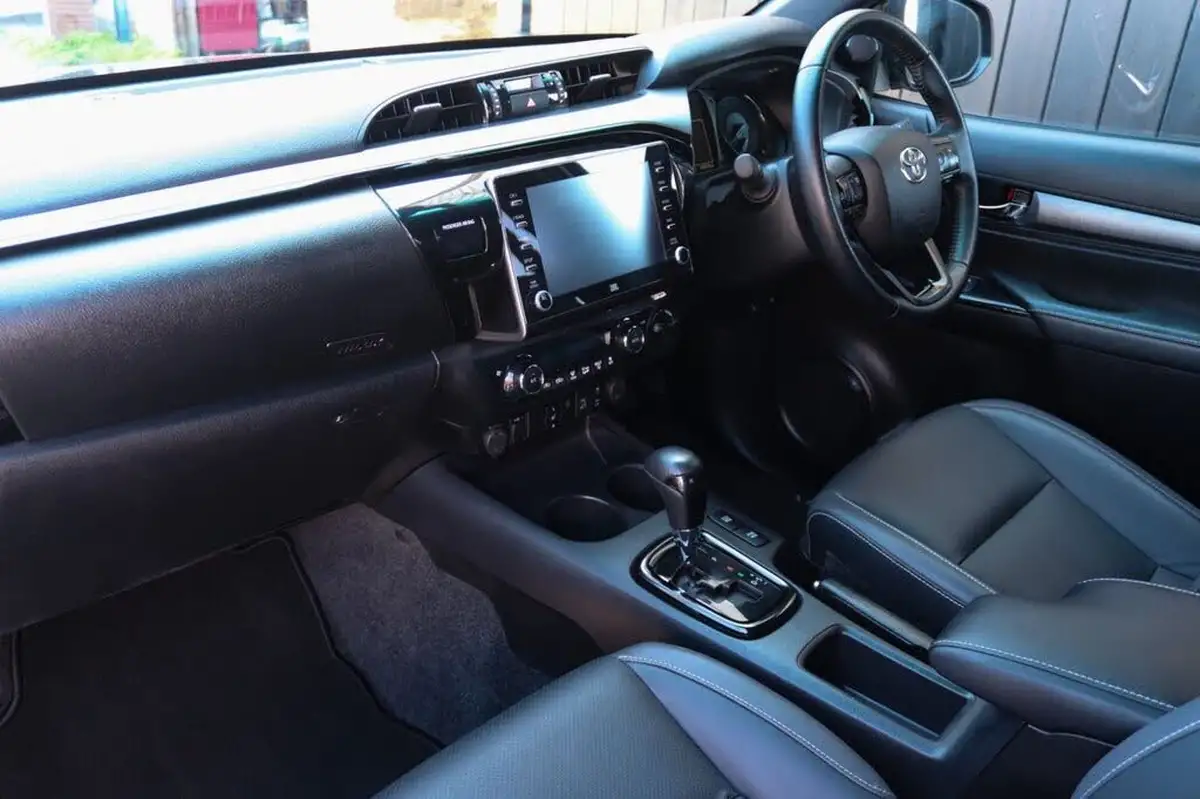 2021-toyota-hi-lux-28d-4d-invincible-x-at35-204hpeu6dt-e-big-26