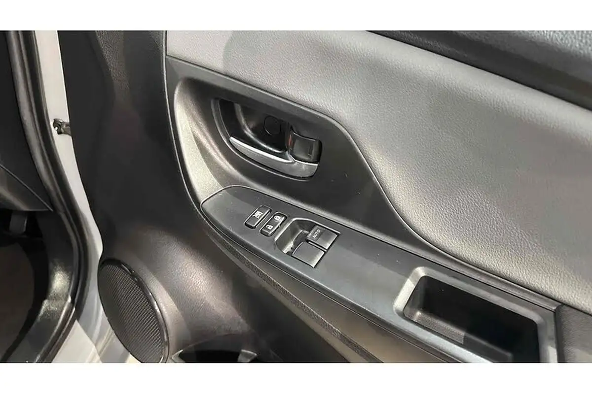 2018-toyota-yaris-15-vvt-i-icon-tech-111bhp-1496cc-cvt-big-24