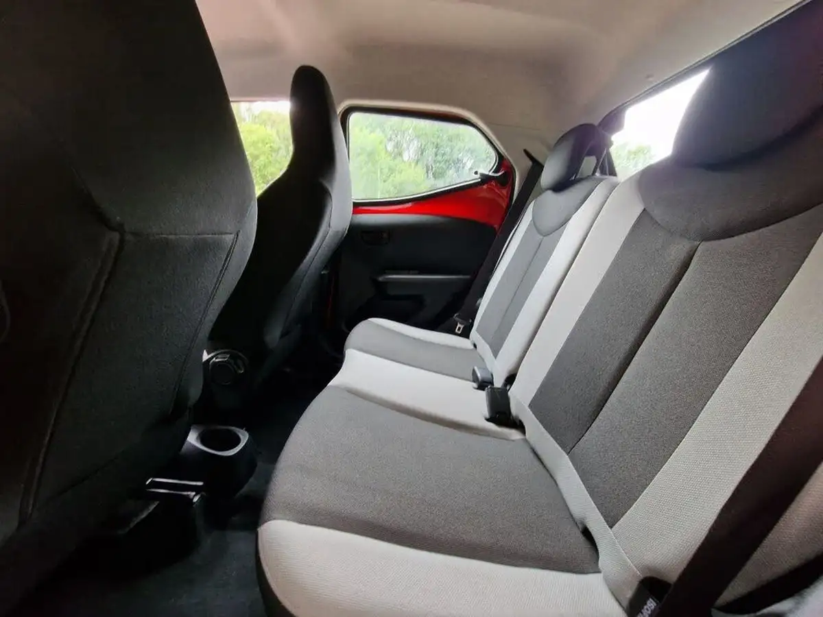2015-toyota-aygo-10-vvt-i-x-play-5d-big-41