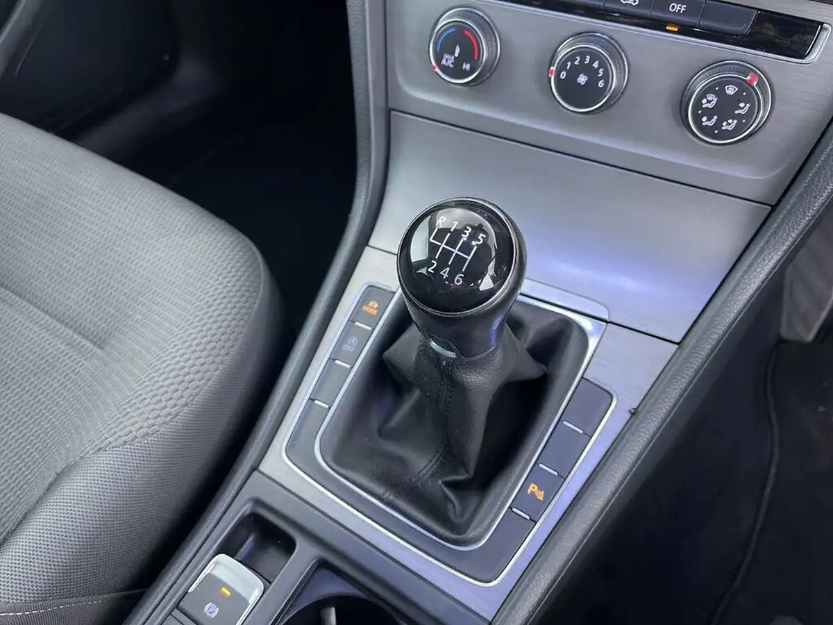 2015-volkswagen-golf-14-tsi-match-5d-big-45