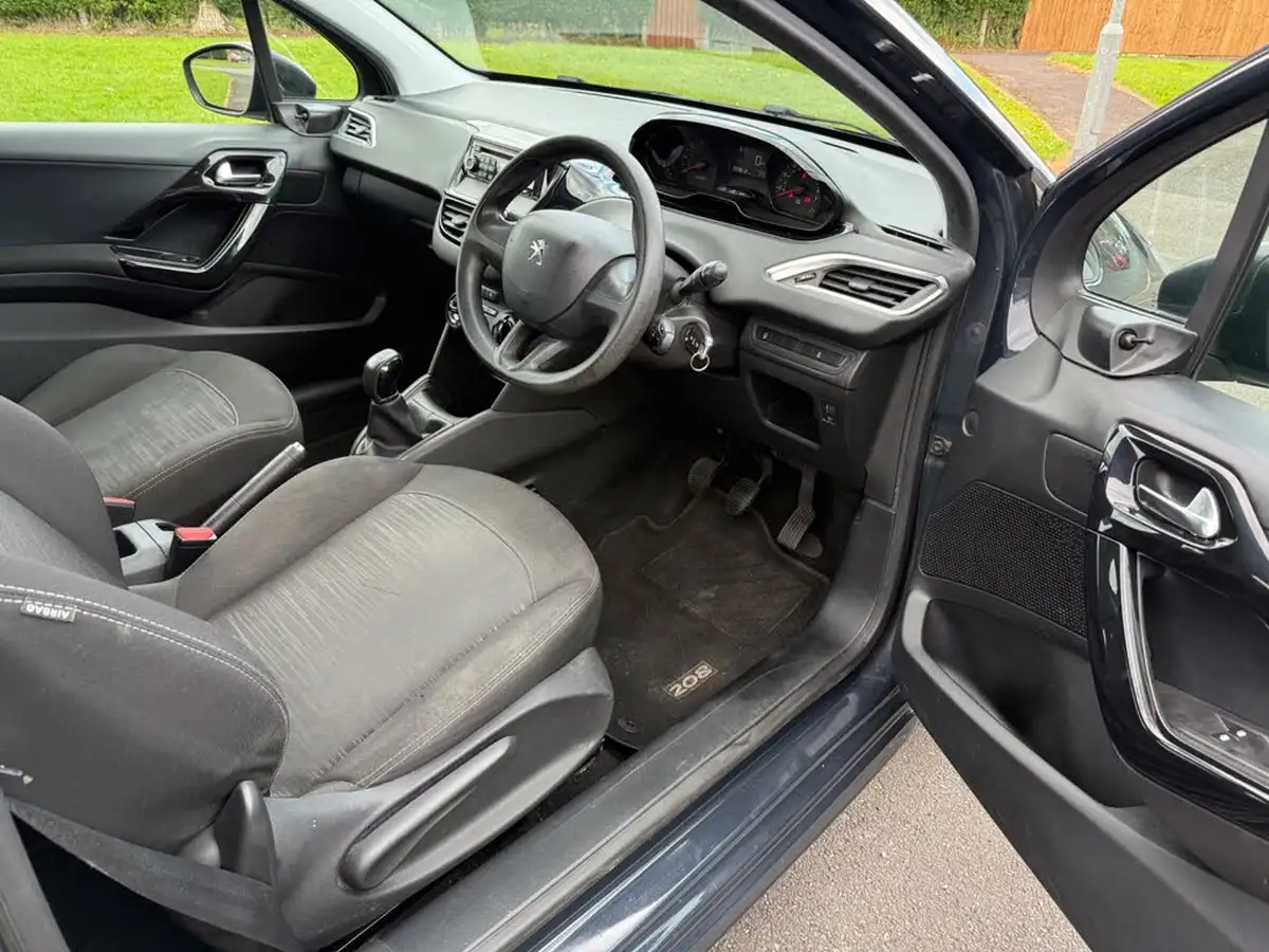 2015-peugeot-208-10-access-puretech-3d-big-15