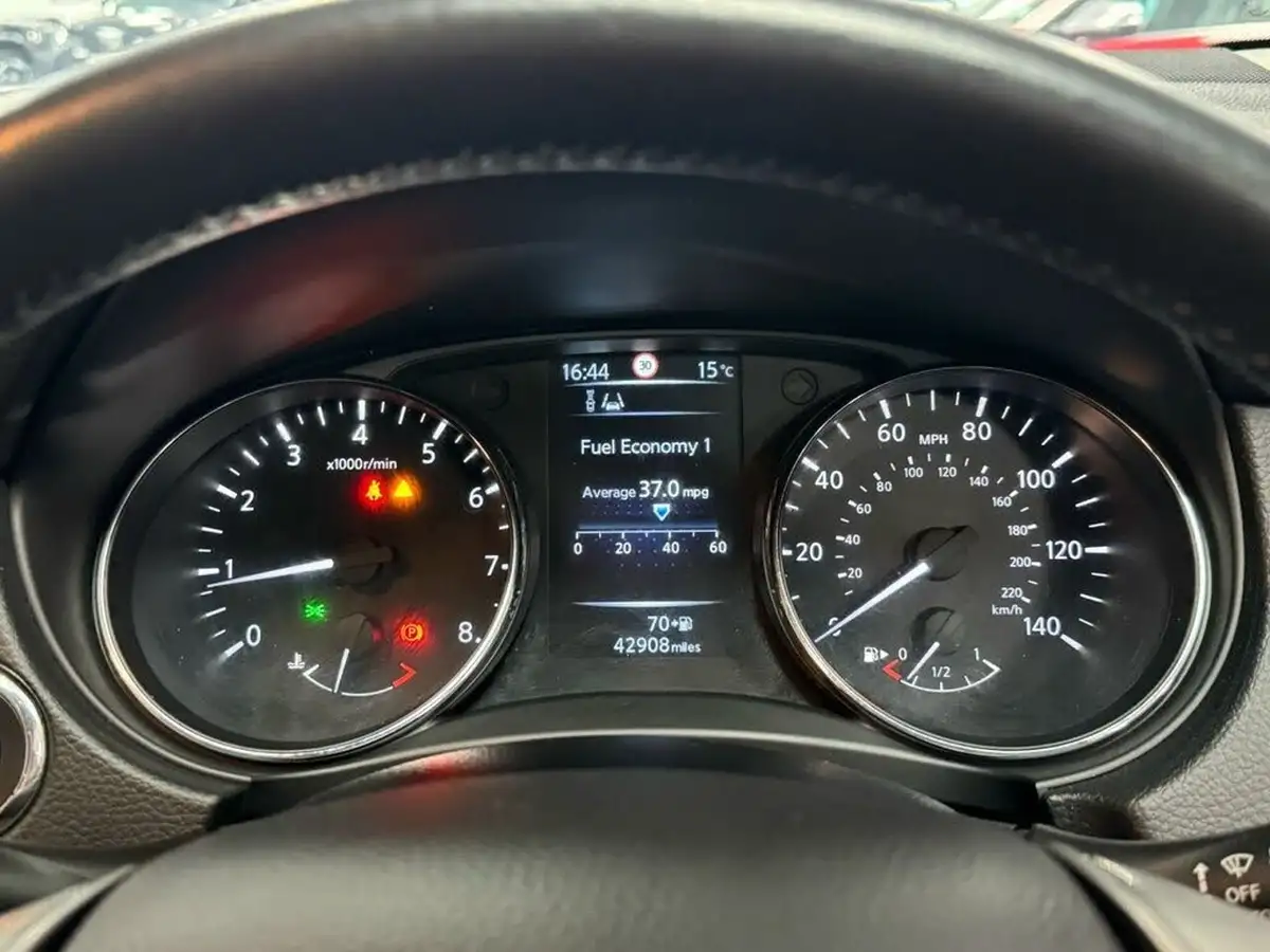 2014-nissan-qashqai-12-acenta-premium-big-26