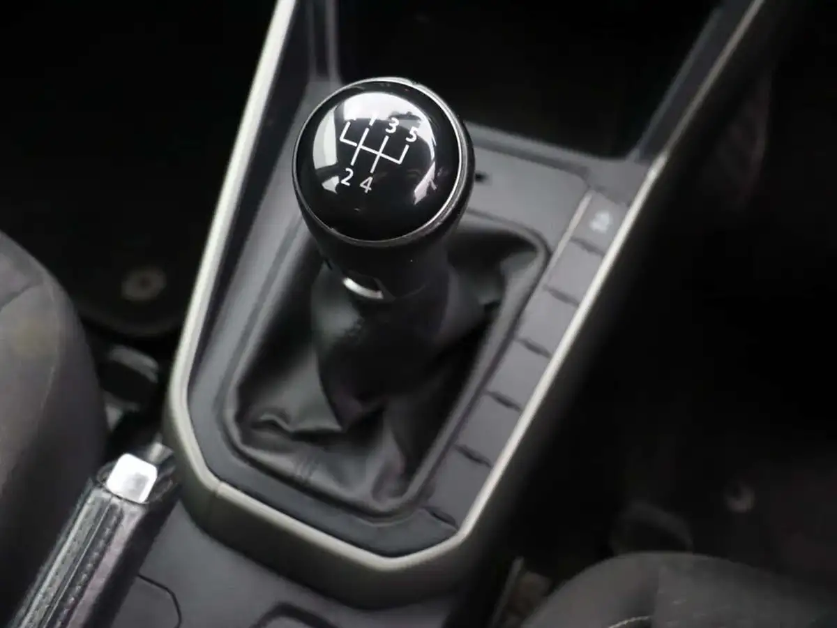2018-volkswagen-polo-10-se-75ps-big-30