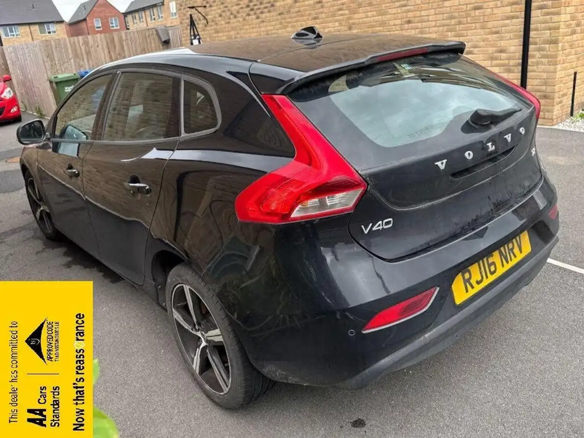 2016-volvo-v40-15-t2-momentum-big-2