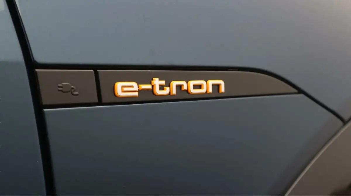 2022-audi-e-tron-55e-technik-station-wagon-big-22