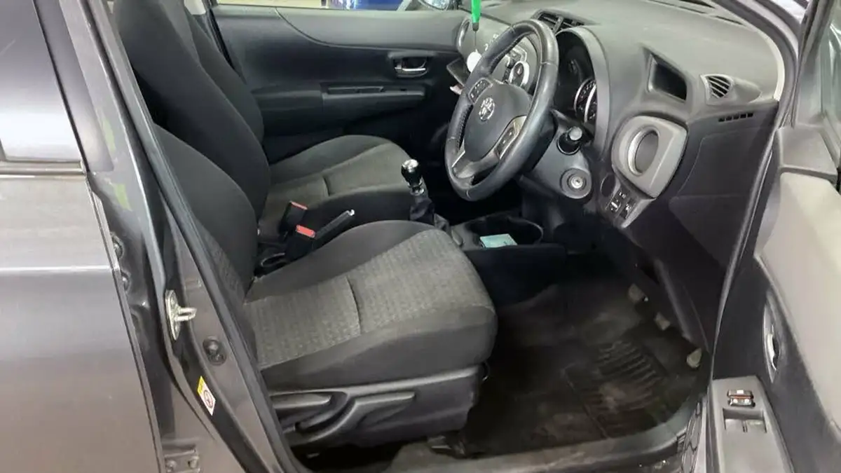2013-toyota-yaris-133-tr-vvt-i-5d-big-6