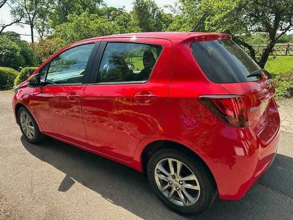 2015-toyota-yaris-10-icon-5d-big-9