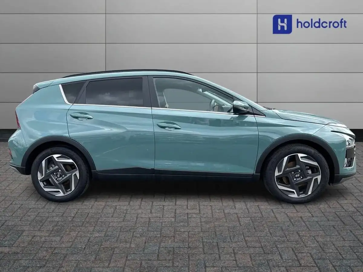 2024-hyundai-bayon-10-t-gdi-premium-100ps-two-tone-roof-big-4