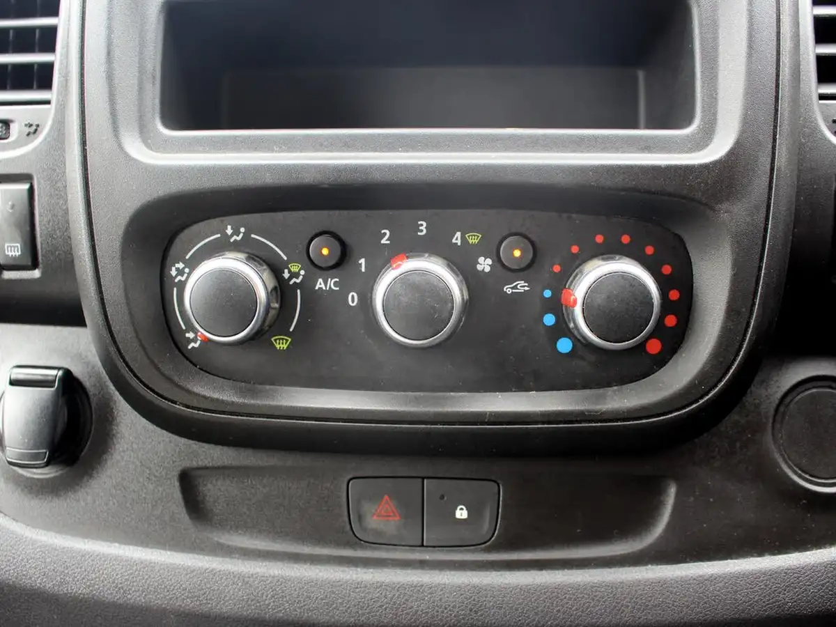 2021-renault-trafic-20dci-ll30-energy-120-business-panel-big-33