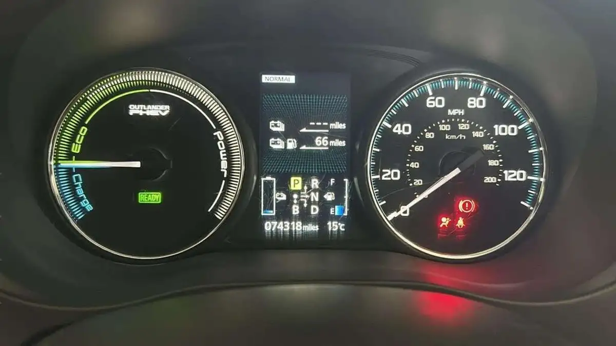 2015-mitsubishi-outlander-20-gx4h-phev-big-44