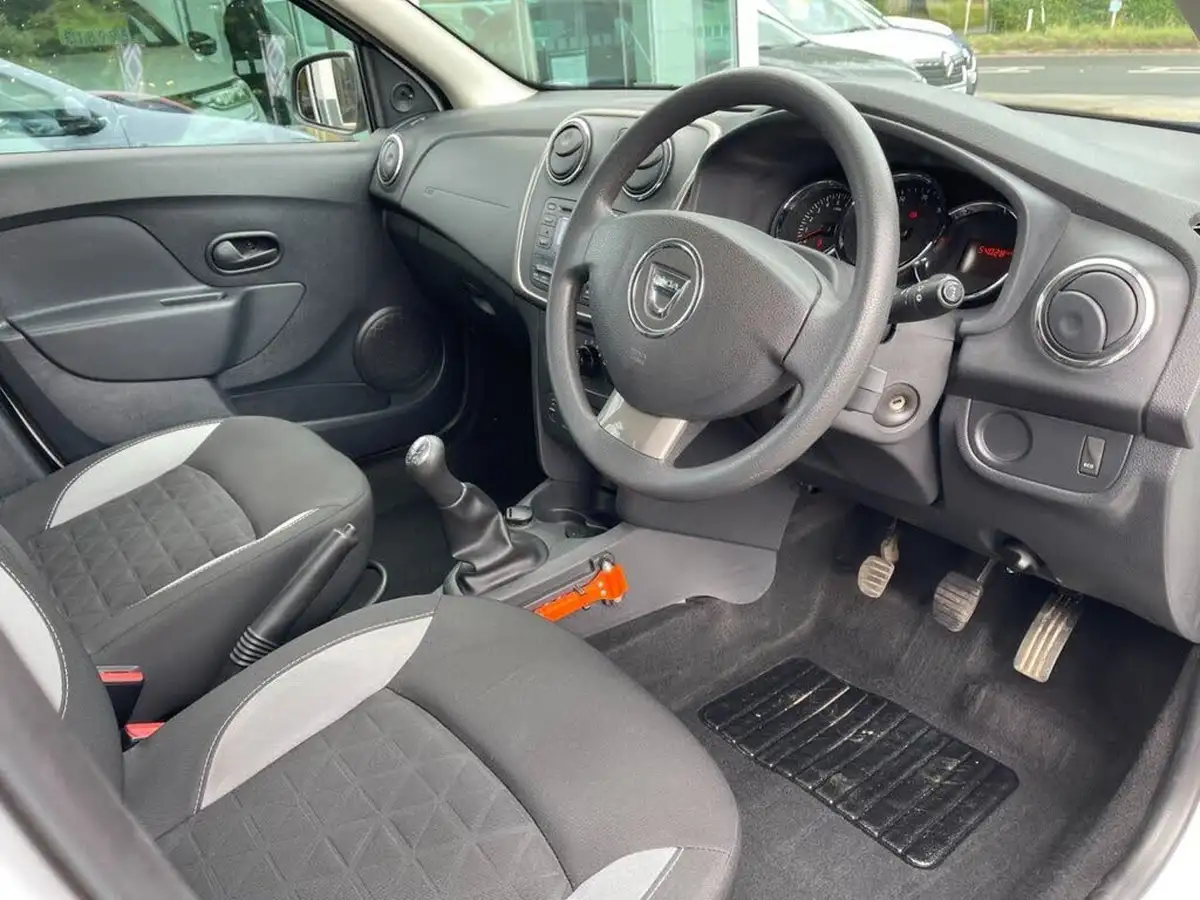 2015-dacia-sandero-stepway-09-ambiance-big-3
