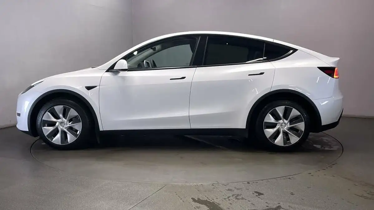 2022-tesla-model-y-e-long-range-big-4