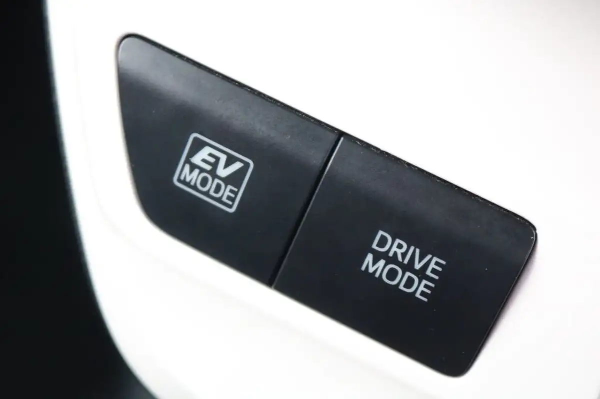 2018-toyota-prius-18-vvt-i-active-ss-big-35