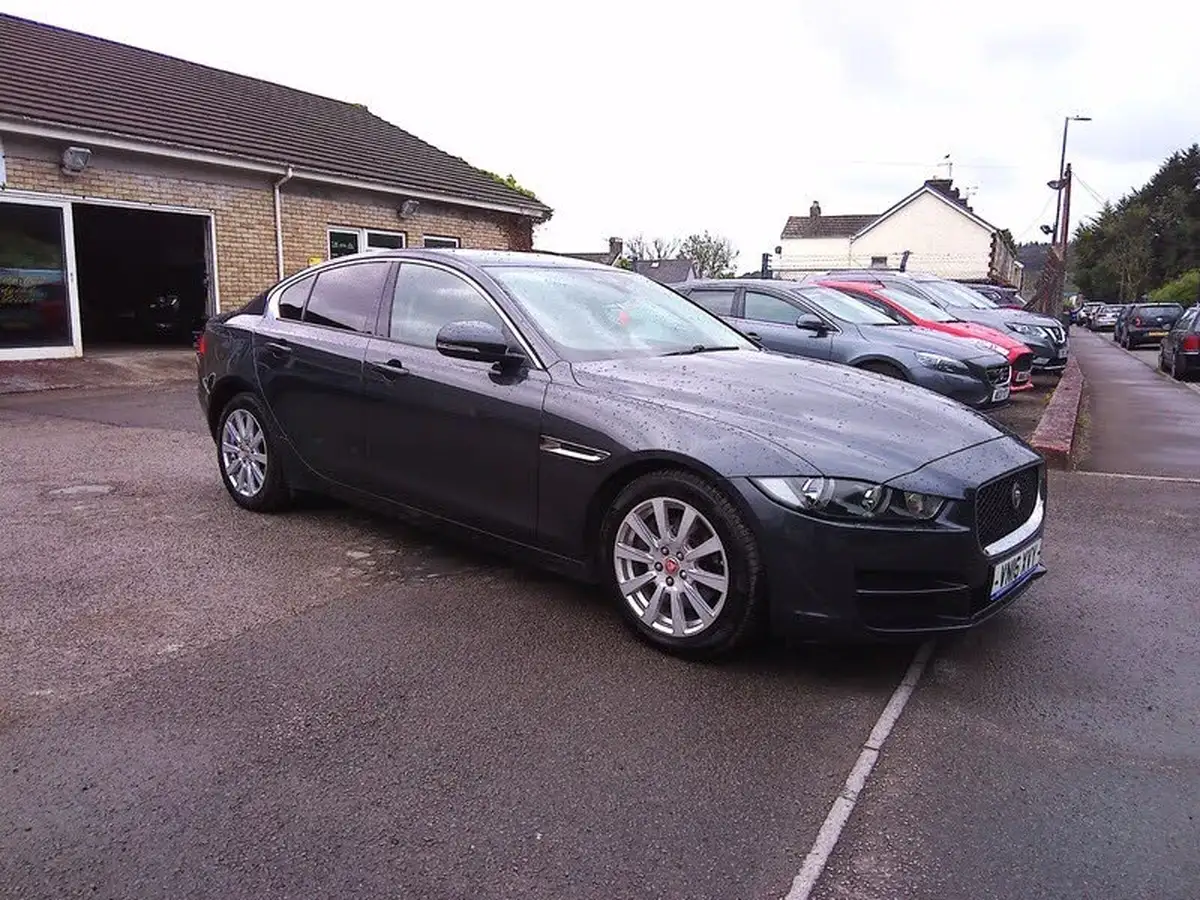 2016-jaguar-xe-20d-se-180ps-big-4