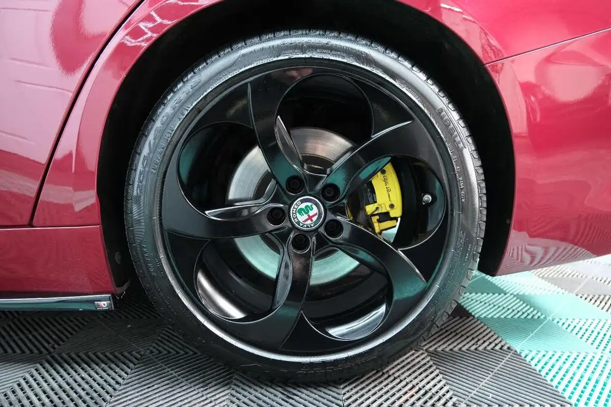 2017-alfa-romeo-giulia-20-veloce-big-19