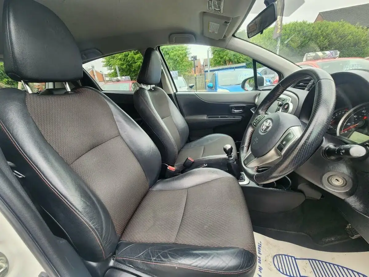 2012-toyota-yaris-133-trend-5d-big-17