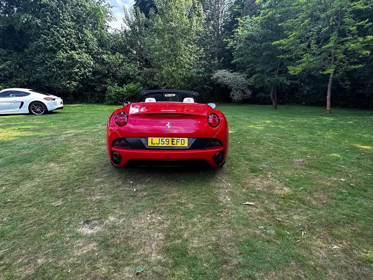 2010-ferrari-california-43-big-34