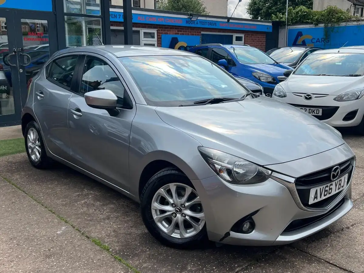 2016-mazda-mazda2-15-se-l-nav-big-12