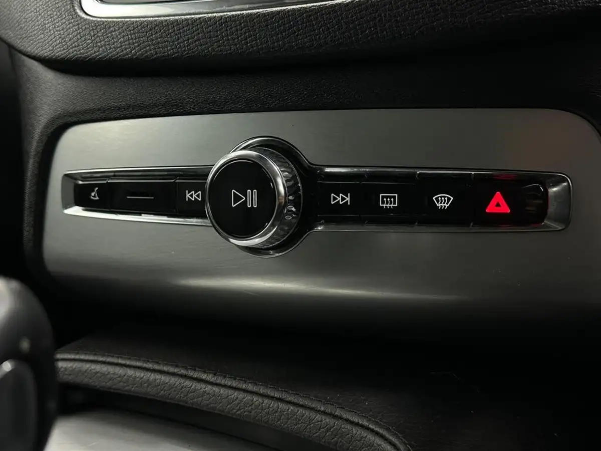2015-volvo-xc90-20td-momentum-big-20