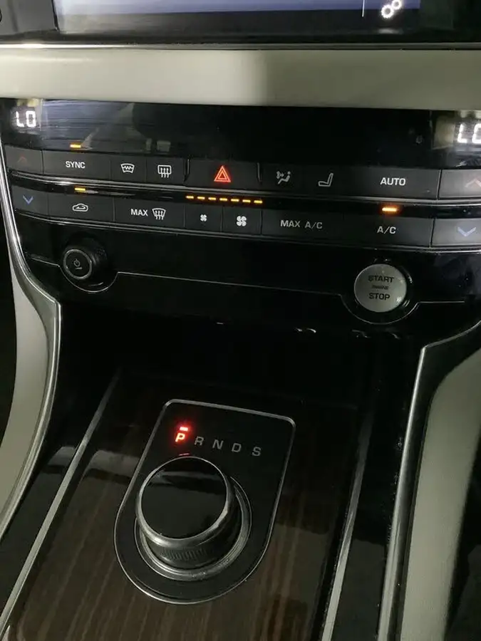 2017-jaguar-xf-20td-portfolio-180ps-saloon-4d-1999cc-auto-big-25
