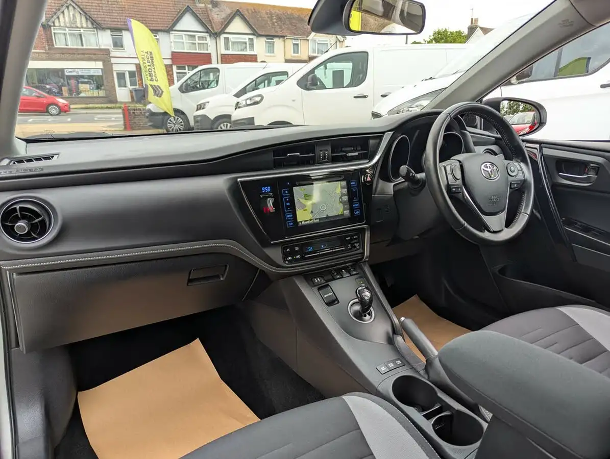 2017-toyota-auris-18-vvt-i-hsd-business-edition-tss-hatchback-big-5
