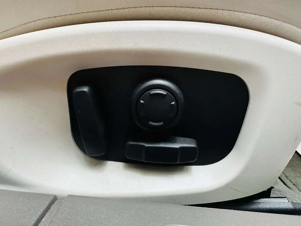 2018-jaguar-xf-20td-portfolio-240ps-awd-saloon-4d-1998cc-auto-big-23