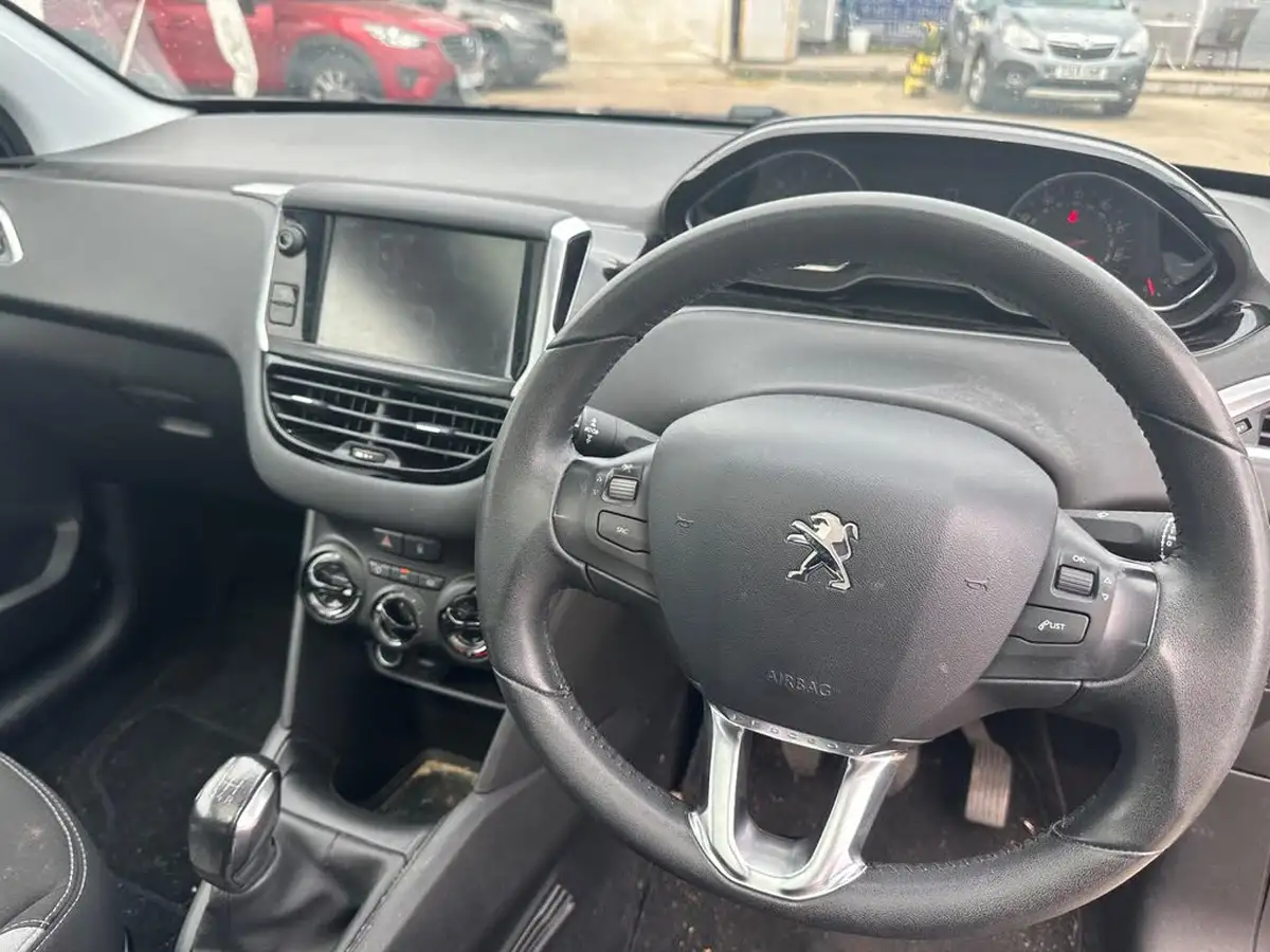 2014-peugeot-208-12-style-3d-big-1