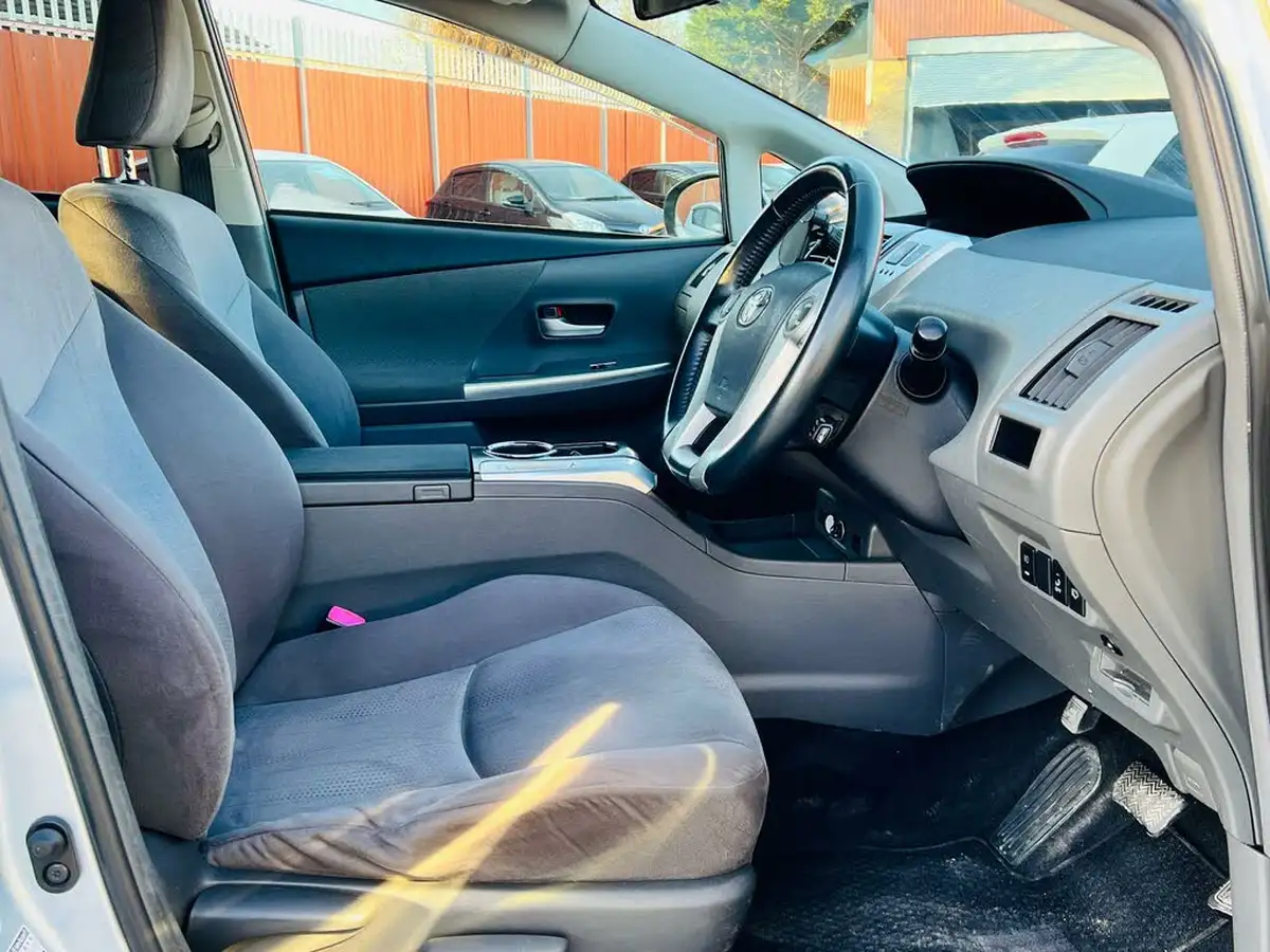 2012-toyota-prius-big-15