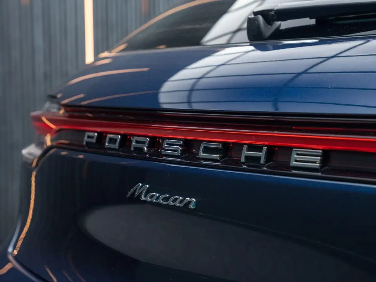 2022-porsche-macan-20-big-22