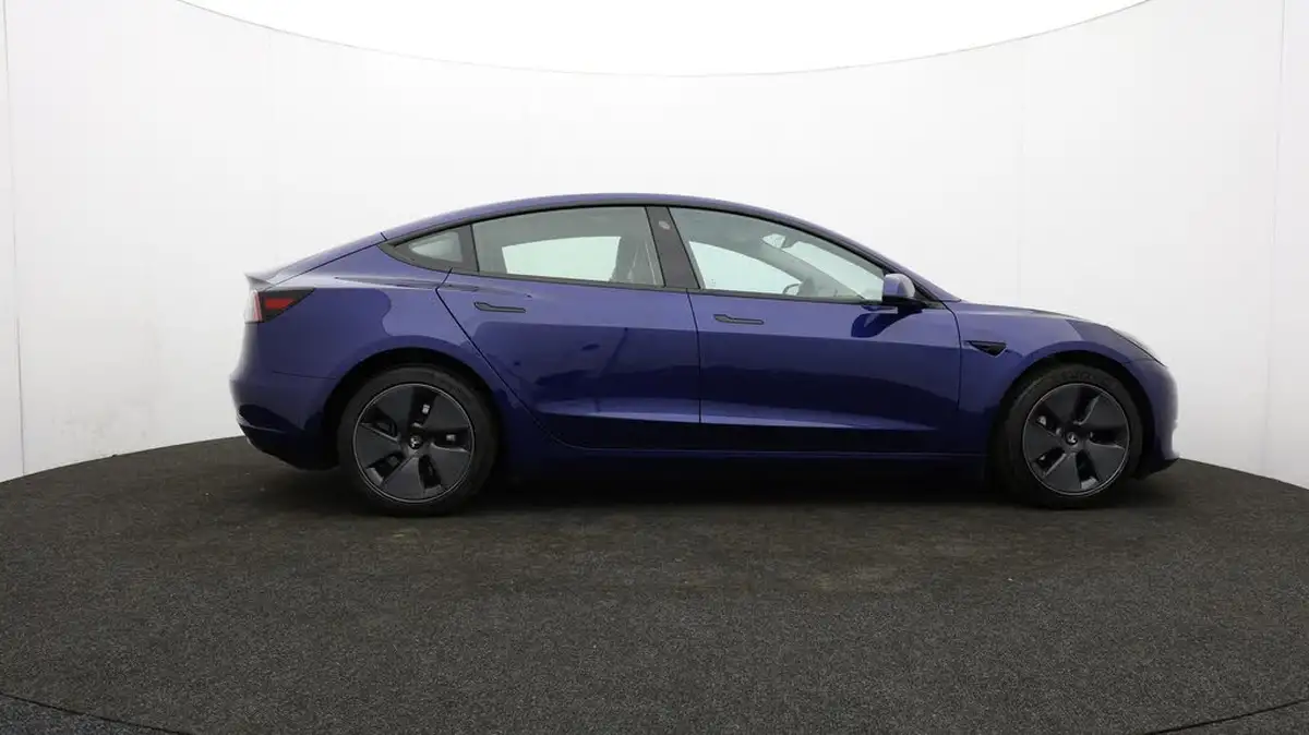 2022-tesla-model-3-e-rwd-big-40